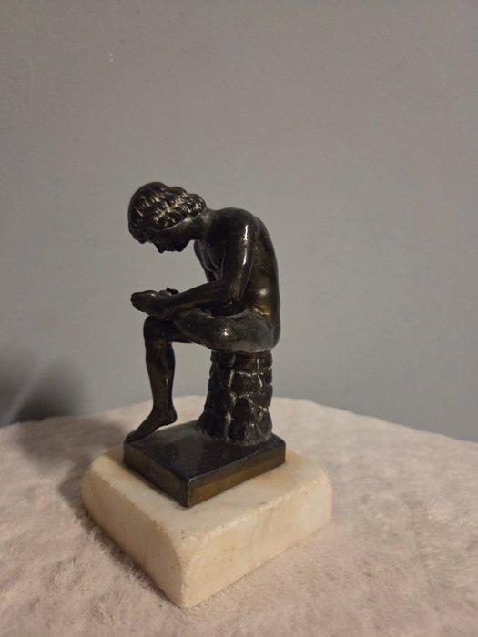 Beeld, thorn in the boys foot - 15 cm - Brons, Marmer, Antiek en Kunst, Curiosa en Brocante