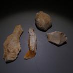 Neolithisch 4 vuurstenen. 7 cm L. Mes - 5000 v.Chr. Bijl