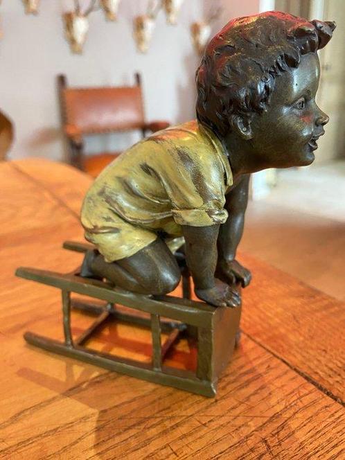 sculptuur, Kind op stoel - 1 kg - 15 cm - Brons, Antiek en Kunst, Curiosa en Brocante