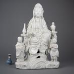 Figuur - Large seated Guanyin, boy, girl, vase and birds on, Antiek en Kunst