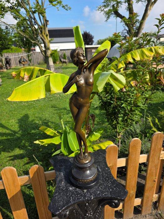 Beeld, XL Bronze: Lady in Bikini - 58 cm - Brons, Marmer, Antiek en Kunst, Curiosa en Brocante