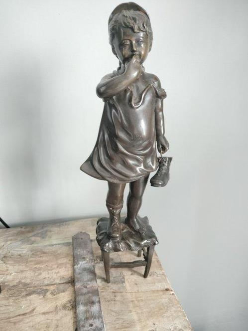 sculptuur, Meisje met schoentje op een kruk - 4 kg - 39 cm -, Antiek en Kunst, Curiosa en Brocante