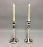 Kandelaar (2) - Stel zilveren kandelaars met parelrand op