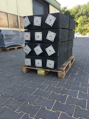 Beton poeren 15x15 12x12 20x20  INCL STELPLAAT RVS.   !! beschikbaar voor biedingen