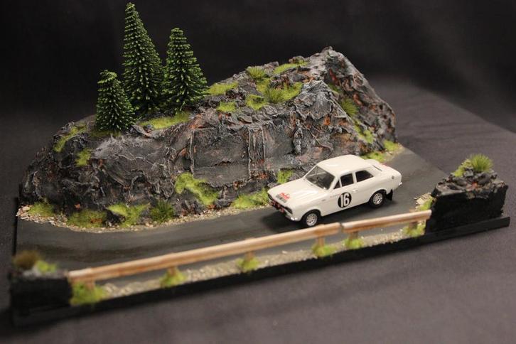 Diorama berg rally proef 1:43 #2, Hobby en Vrije tijd, Modelbouw | Figuren en Diorama's, 1:35 tot 1:50, Nieuw, Diorama, Ophalen of Verzenden