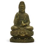 Een koperen beeld van Guanyin Bodhisattva, zittend op een