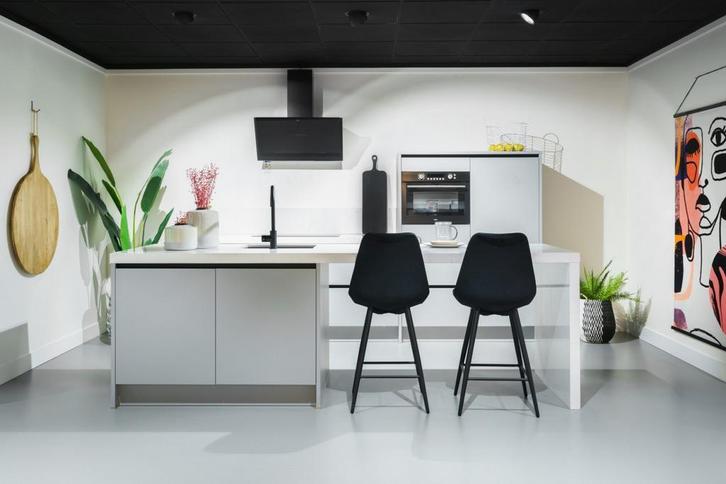 parelgrijze outlet eilandkeuken greeploos (Häcker), Huis en Inrichting, Keuken | Complete keukens, Composiet, Greeploos, Met kookeiland