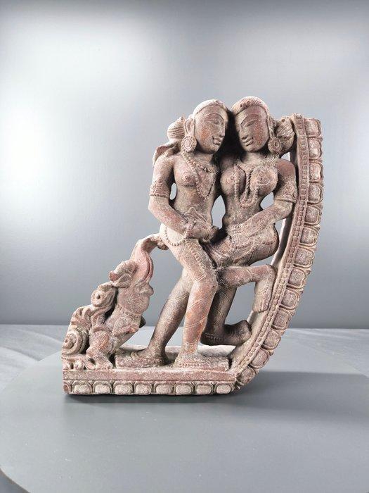 Oud-Aziatisch Een roze zandsteen reliëf dat een liefdevol, Verzamelen, Mineralen en Fossielen