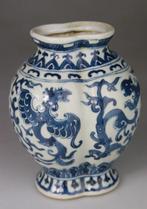 Schitterende blauw-witte porseleinen vaas - merk Qianlong -