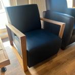 Felblauwe leren fauteuil met unieke houten armen, Nieuw, Leer, Ophalen