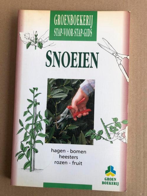 Snoeien Stap-voor-stap - o.a. hagen, fruitbomen, kleinfruit, Boeken, Wonen en Tuinieren, Tuinieren en Tuinplanten, Zo goed als nieuw