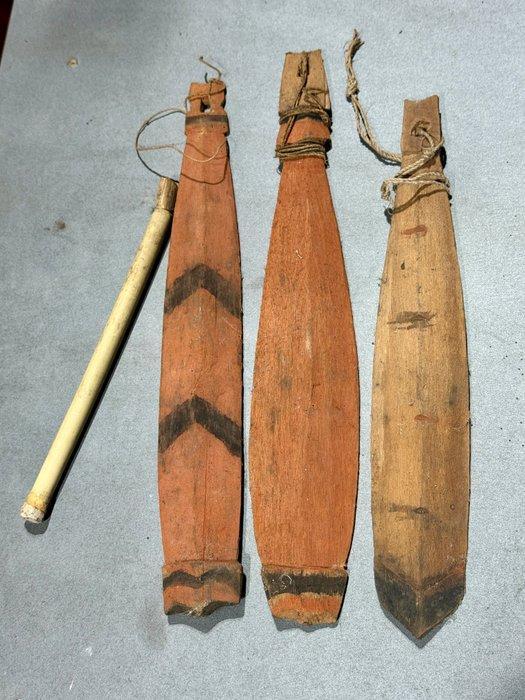 3 stierenbrulboeiers - Asmat - West-Papua (Zonder, Antiek en Kunst, Kunst | Niet-Westerse kunst