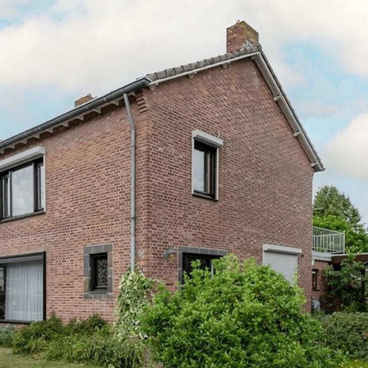 Eengezinswoning met tuin, balkon en parkeerplaats, Huizen en Kamers, Garages en Parkeerplaatsen