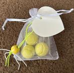 Traktatie met 3 kauwgom tennis balletjes en gelukspoppetje, Sport en Fitness, Tennis, Verzenden, Nieuw, Overige typen