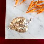 Bicolor gouden blad broche (witgoud, vintage, krul), Sieraden, Tassen en Uiterlijk, Broches, Ophalen of Verzenden, Gebruikt, Overige kleuren