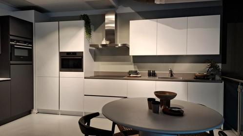 Mooi rechte opstelling!, Huis en Inrichting, Keuken | Complete keukens, Greeploos, Hoogglans of Gelakt, Wit, Nieuw, Enkelwandige keuken