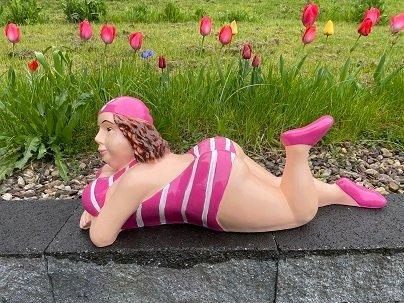 Beeld, statue 75 cm length of lying lady in bathing suit -, Antiek en Kunst, Kunst | Designobjecten