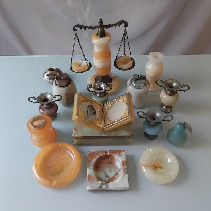 Themacollectie - Decoratieve objecten in onyx, albast en, Antiek en Kunst, Antiek | Speelgoed
