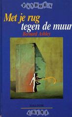 Met je rug tegen de muur / Pandora-crimi 9789062491667, Boeken, Verzenden, Gelezen, B. Ashley