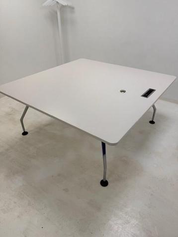 Vitra Ad Hoc design tafel gebruikt 160x160 wit beschikbaar voor biedingen
