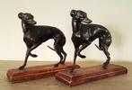 Beeldje - Pair of greyhounds on wooden base (2) - Hout, Antiek en Kunst