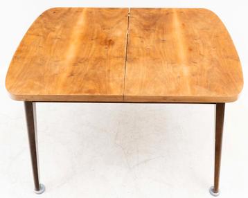 Een vintage teakhouten uitschuifbare eetkamertafel beschikbaar voor biedingen