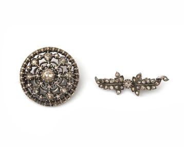 Twee zilveren broches met roosgeslepen diamant beschikbaar voor biedingen