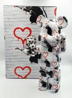 NO RESERVE Banksy X Brandalism X Medicom toy Be@rbrick -, Antiek en Kunst