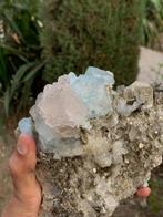 Aquamarijn met Roze Fluoriet Exemplaar - Hoogte: 175 mm -, Verzamelen, Mineralen en Fossielen