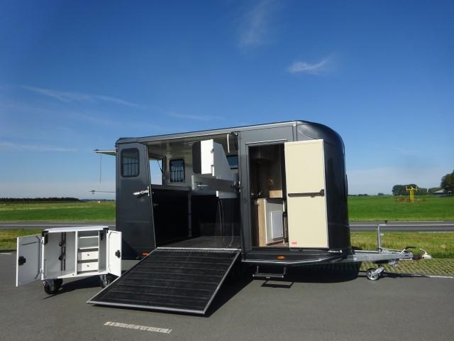 Steinsberger, zijlader, zadelkast, ruime living, Dieren en Toebehoren, Paarden en Pony's | Trailers en Aanhangwagens, 2-paards trailer