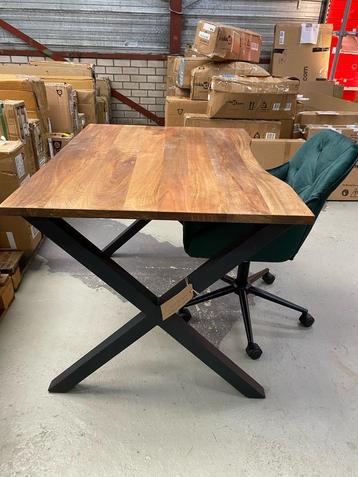 Acacia Bureau beschikbaar voor biedingen