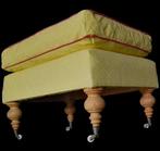 Oude gele Hocker met bronzen wielen - Voetbankje - Hout-