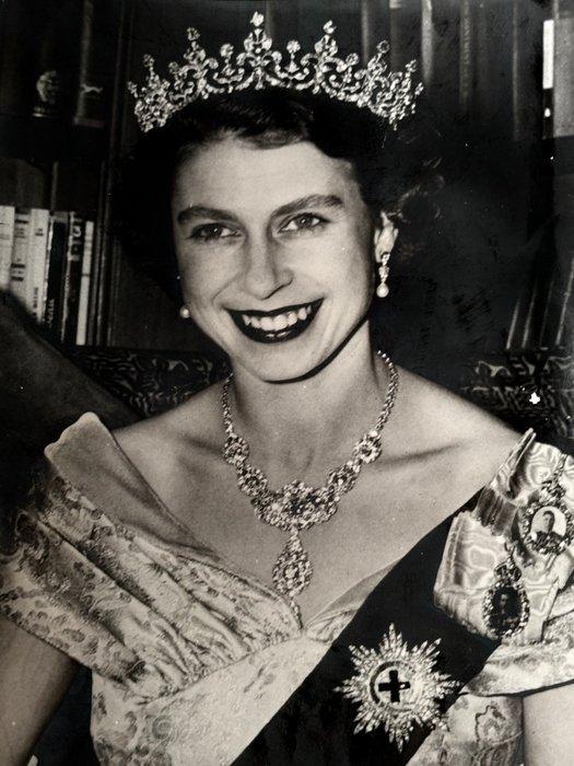 International News Photo - Queen Elizabeth II on her visit, Antiek en Kunst, Kunst | Designobjecten