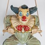 Jun Asilo - Beeld, Clown aan trapeze - 45 cm - polyester -