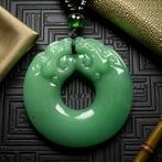 Hanger in nefriet jade intaglio – ketting met 66 kralen van
