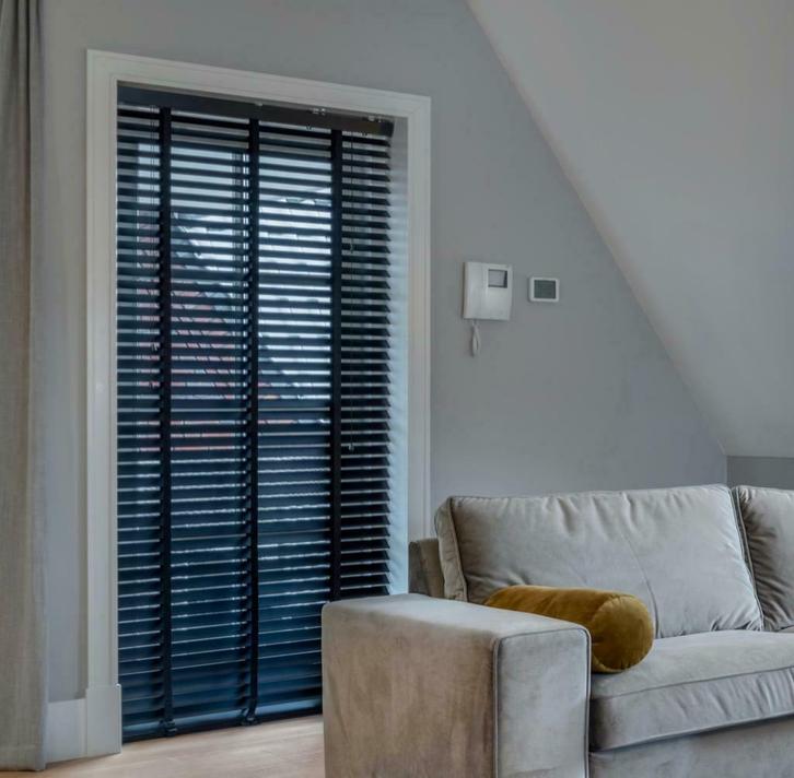 Houten jaloezie shutter zwart 50mm  280x175 op maat gemaakt, Huis en Inrichting, Stoffering | Gordijnen en Lamellen, Wit, Zwart