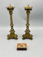 Paar antieke messing kandelaars met rijk gedetailleerde voet, Antiek en Kunst