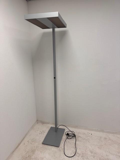 Unilux Lixus staande PL lamp/uplighter industrieel design, Zakelijke goederen, Kantoor en Winkelinrichting | Kantoormeubilair en Inrichting