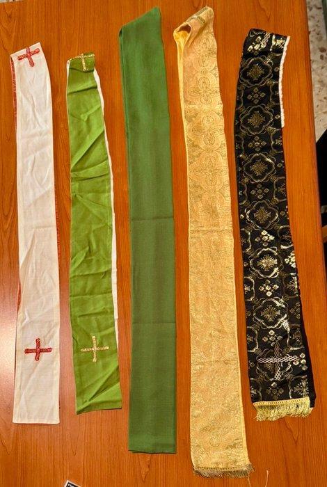 Loting van 5 priesterstolen in fijne stoffen (5) - Katoen,, Antiek en Kunst, Antiek | Boeken en Bijbels
