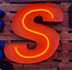 Neon letter S in oranje - S, Verzamelen, Gebruikt, Lichtbak of (neon) lamp