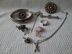 Kavel met diverse Fraaie sieraden 1e- en 2e gehalte zilver