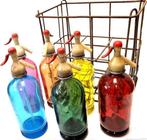 Fles - set van zes vintage sifons en metalen mand