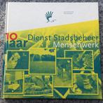 10 jaar Dienst Stadsbeheer Den Haag - Mensenwerk, Boeken, Verzenden, 20e eeuw of later, Gelezen