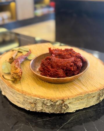 Handgemaakt paprika puree uit Gaziantep. beschikbaar voor biedingen