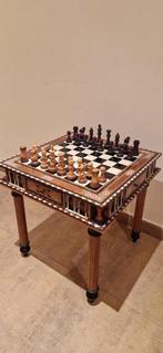 Schaaktafel - Gebeiteld hout, met de hand vervaardigd, en, Antiek en Kunst