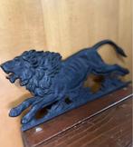 Decoratief ornament - Duitsland - Leeuw op jacht gietijzer, Antiek en Kunst