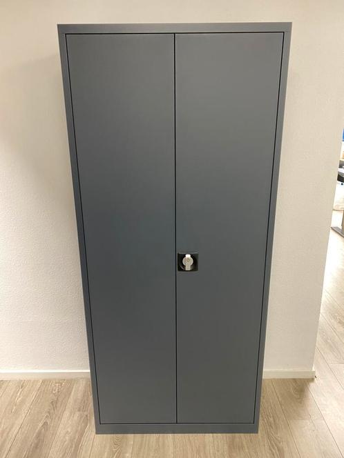 Hoge grote stalen draaideurkast garagekast kantoorkast, Huis en Inrichting, Kasten | Roldeurkasten en Archiefkasten, Meerdere deuren