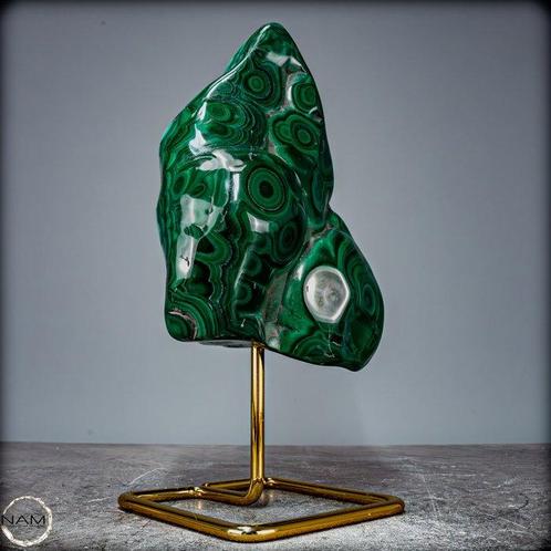Zeer zeldzame natuurlijke malachiet op stand- 2716.17 g, Verzamelen, Mineralen en Fossielen