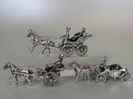 Verschillende open rijtuigjes met paarden - Miniatuur figuur, Antiek en Kunst, Antiek | Goud en Zilver