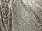 De charme van antiek damast - Meubelstof - 3 m - 3.3 m, Antiek en Kunst, Antiek | Kleden en Textiel
